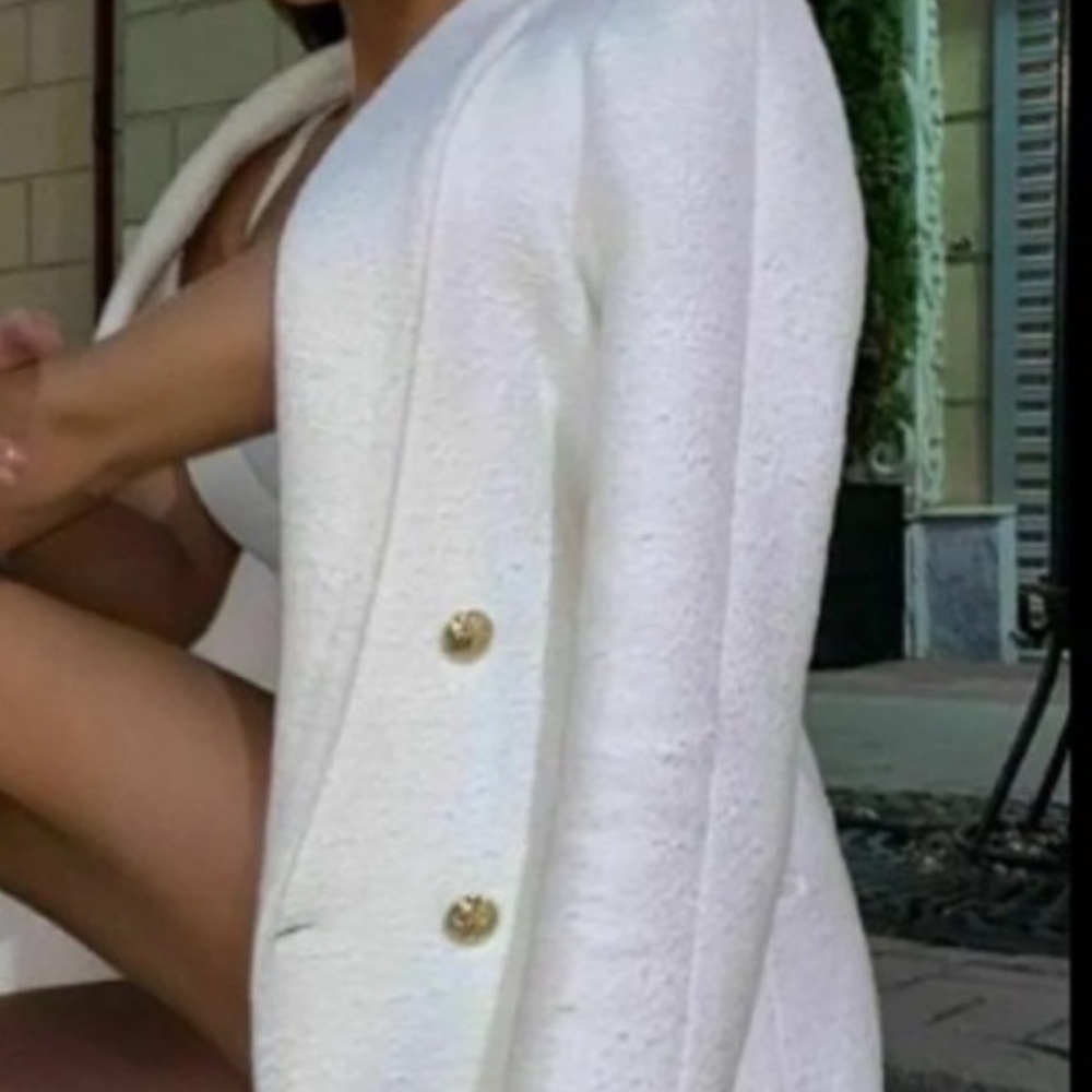 Zara Women's White Blazer with Gold Buttons - Picture 3 of 9